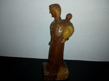 A2- Escultura Tallada En Madera. Mujer Indígena Con Niño En La Espalda - 80's - 90's