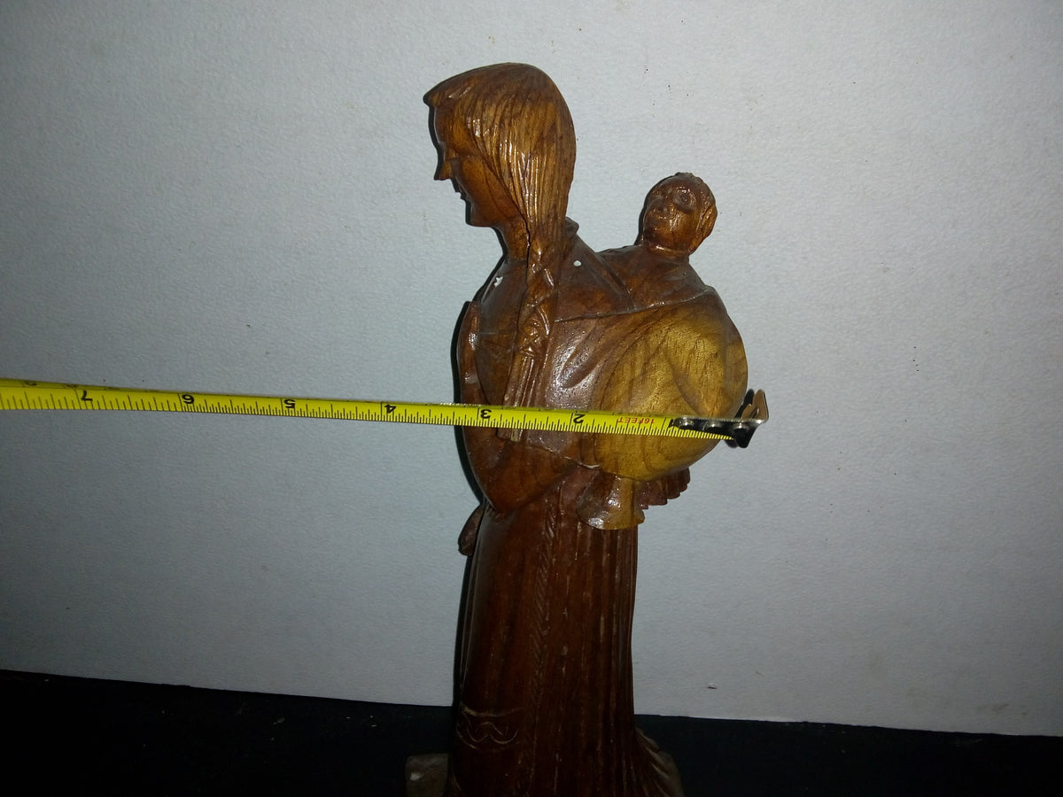 A2- Escultura Tallada En Madera. Mujer Indígena Con Niño En La Espalda - 80's - 90's
