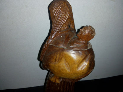 A2- Escultura Tallada En Madera. Mujer Indígena Con Niño En La Espalda - 80's - 90's