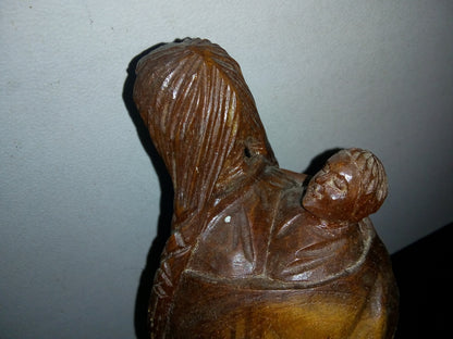 A2- Escultura Tallada En Madera. Mujer Indígena Con Niño En La Espalda - 80's - 90's