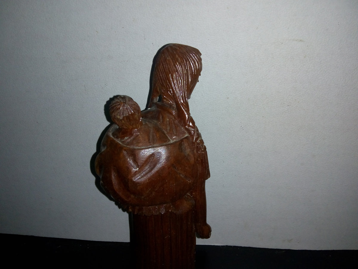 A2- Escultura Tallada En Madera. Mujer Indígena Con Niño En La Espalda - 80's - 90's