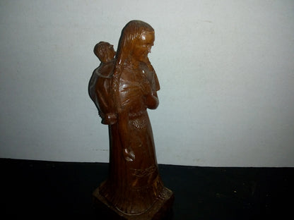 A2- Escultura Tallada En Madera. Mujer Indígena Con Niño En La Espalda - 80's - 90's