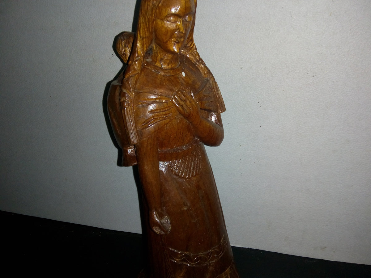 A2- Escultura Tallada En Madera. Mujer Indígena Con Niño En La Espalda - 80's - 90's