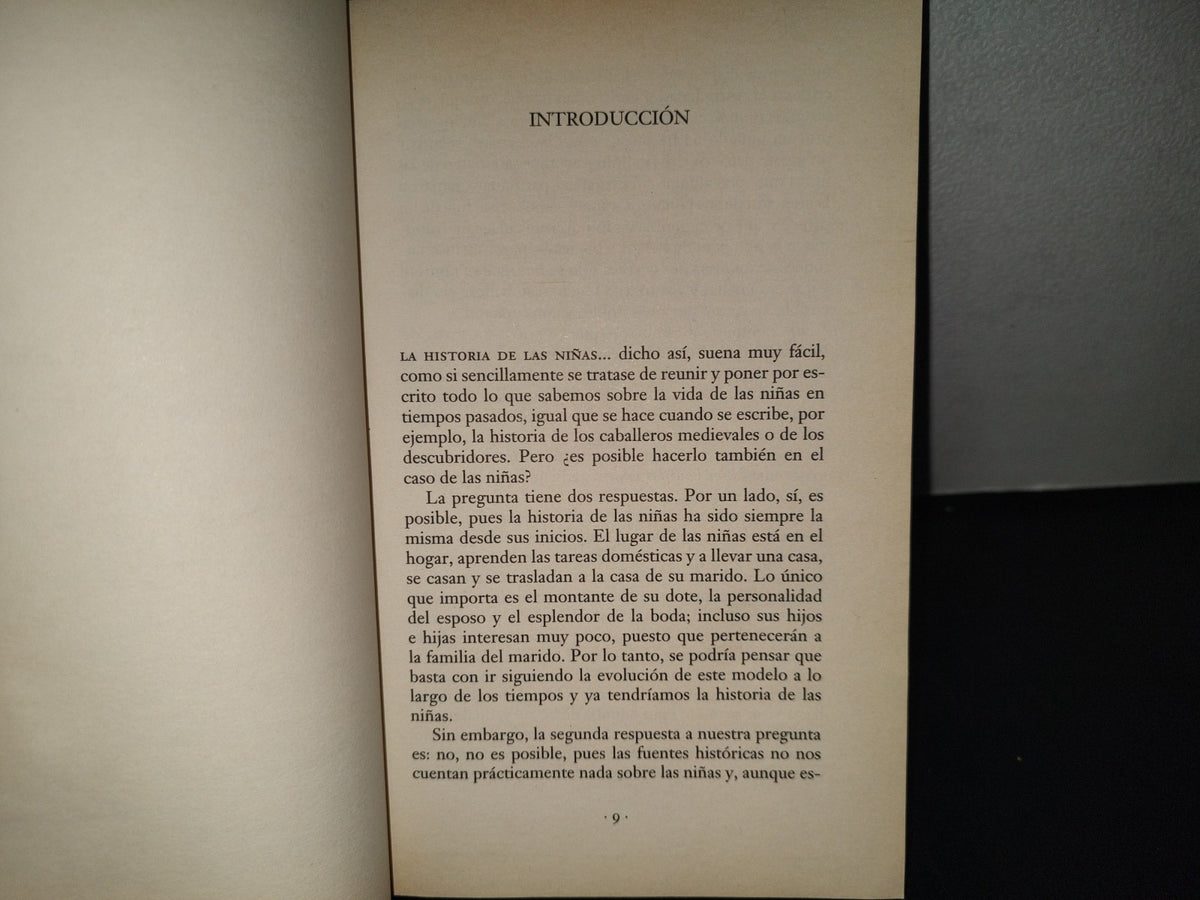 214- Una Hija No Es Un Hijo. La Historia De Las Niñas Desde La Antigüedad Hasta Nuestros Días - Wiebke Von Thadden - Primera Edición 2001