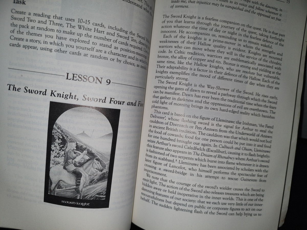 180- The Arthurian Tarot Course. A Quest For All Sesons - Caitlin Matthews. First Published By Thorsons 1993