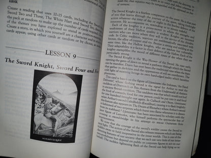 180- The Arthurian Tarot Course. A Quest For All Sesons - Caitlin Matthews. First Published By Thorsons 1993