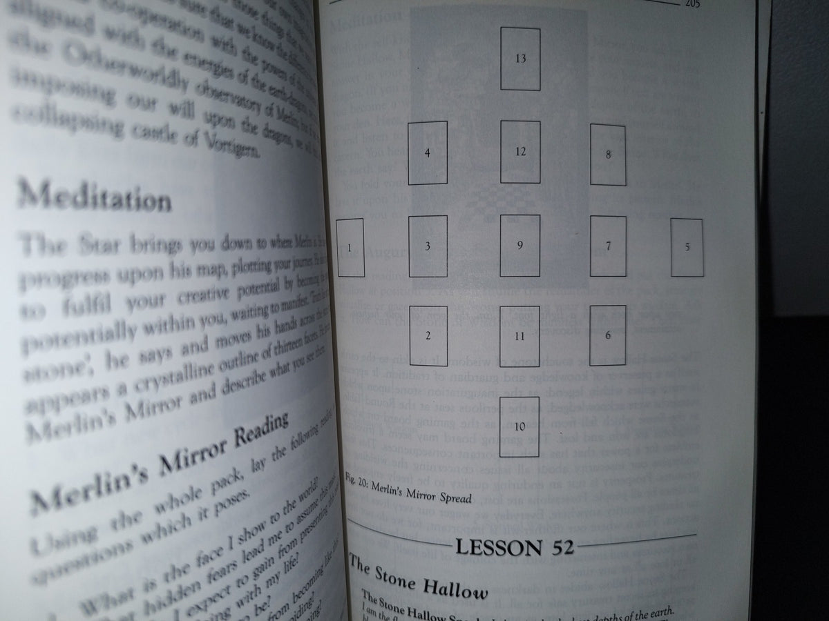 180- The Arthurian Tarot Course. A Quest For All Sesons - Caitlin Matthews. First Published By Thorsons 1993