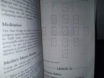 180- The Arthurian Tarot Course. A Quest For All Sesons - Caitlin Matthews. First Published By Thorsons 1993