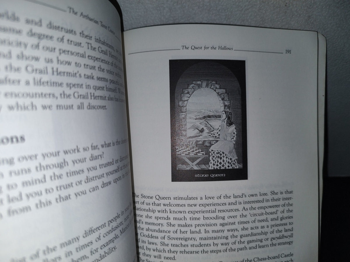 180- The Arthurian Tarot Course. A Quest For All Sesons - Caitlin Matthews. First Published By Thorsons 1993