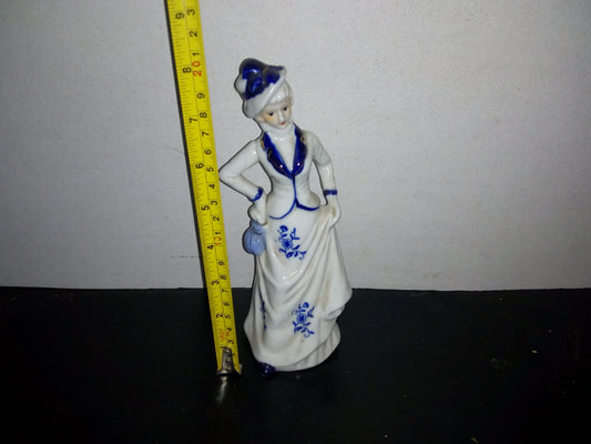 A2- Figura De Porcelana: Mujer De La Alta Sociedad Con Bolso Y Sombrero - 70'S