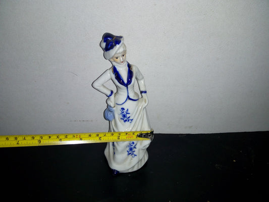 A2- Figura De Porcelana: Mujer De La Alta Sociedad Con Bolso Y Sombrero - 70'S