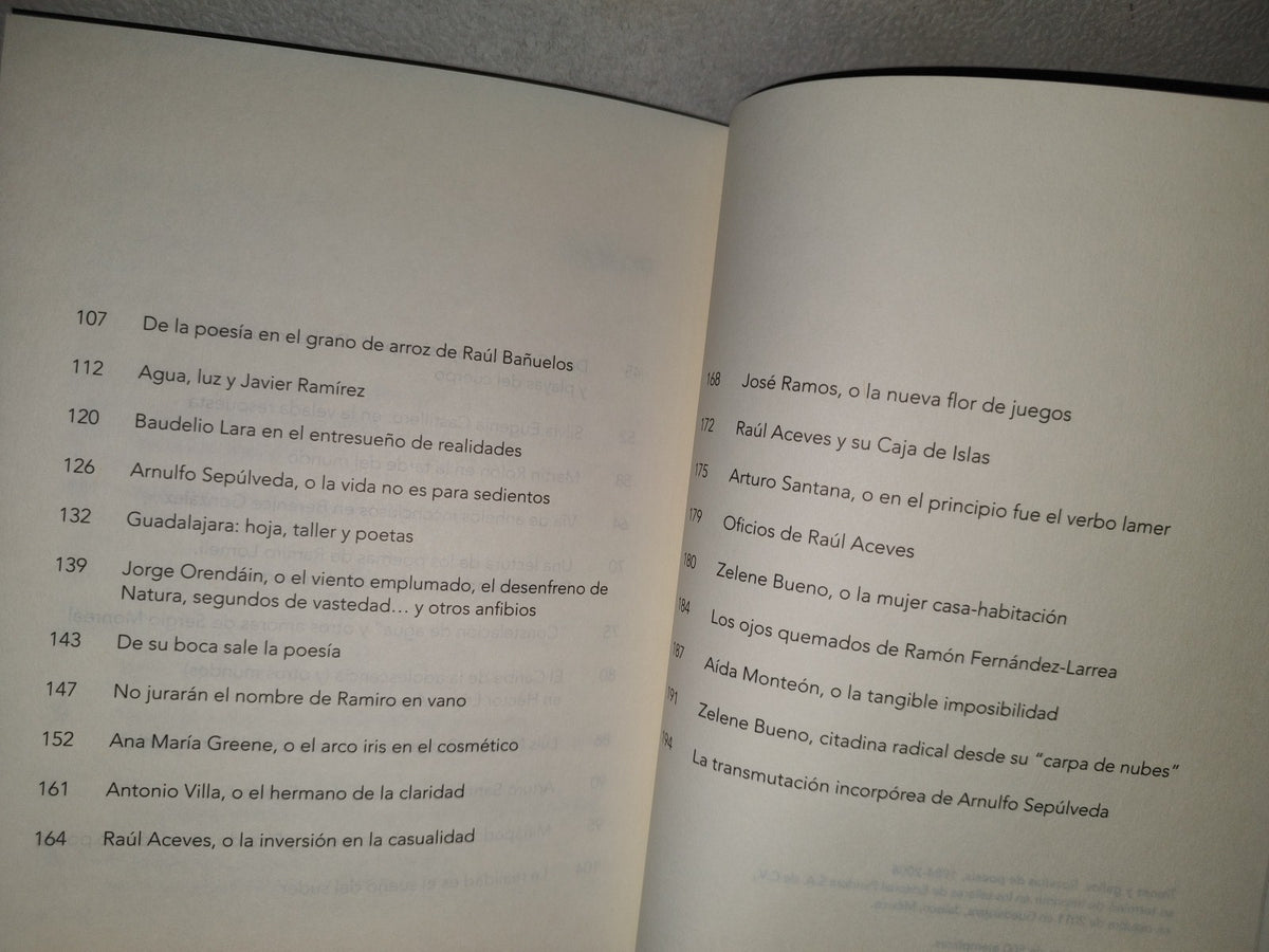 118- Trenes Y Gallos. Reseñas De Poesía, 1984-2008 - Arturo Suárez - La Zonámbula - Primera Edición, 2011