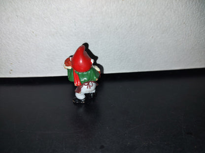 A3- Mini Figurita. Duende Navideño Con Cena En Brazo - 90'S