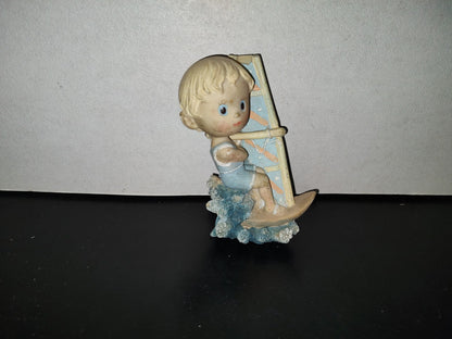 A5- Figura De Resina: Niño Surfeador - 80'S