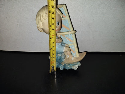 A5- Figura De Resina: Niño Surfeador - 80'S