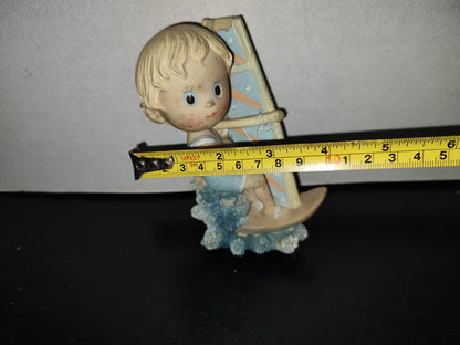 A5- Figura De Resina: Niño Surfeador - 80'S