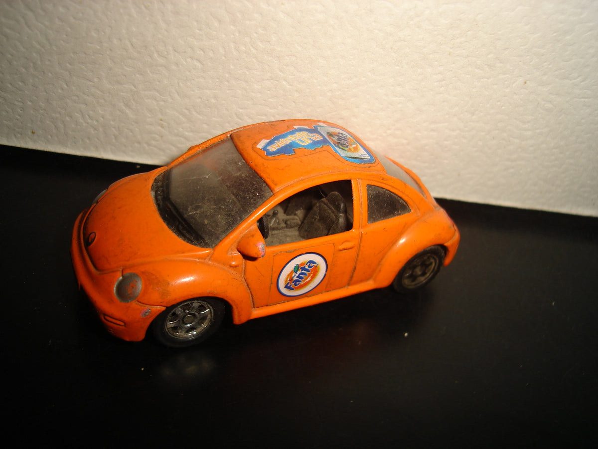 A2- Carrito Con Rotulado De ”Fanta” Marca Welly . Volkswagen New Beetle