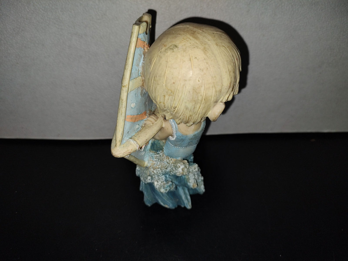 A5- Figura De Resina: Niño Surfeador - 80'S