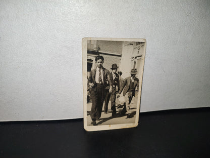 A10C1-2- Antigua Tarjeta Postal Foto. Hombres Con Sombreros Y Chaleco Caminando - 50'S