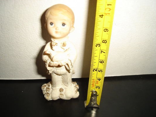 A2- Figura De Resina. Niño Primera Comunión Con Paloma En Manos - 80'S