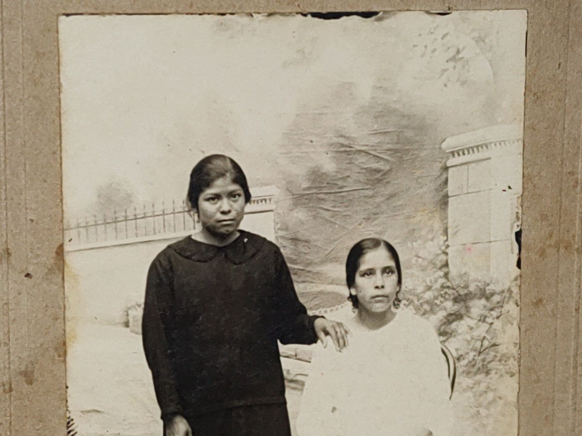 A10C1-2- Antigua Fotografía Enmarcada En Cartón De La Época. Mujeres Posando Para La Foto - 1926