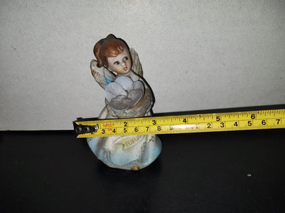 A5- Figura De Porcelana: Ángel Sosteniendo Canasto Con Flores - 70'S