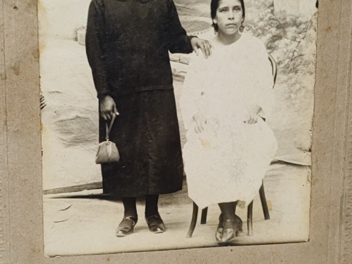 A10C1-2- Antigua Fotografía Enmarcada En Cartón De La Época. Mujeres Posando Para La Foto - 1926