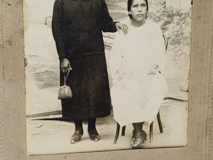 A10C1-2- Antigua Fotografía Enmarcada En Cartón De La Época. Mujeres Posando Para La Foto - 1926