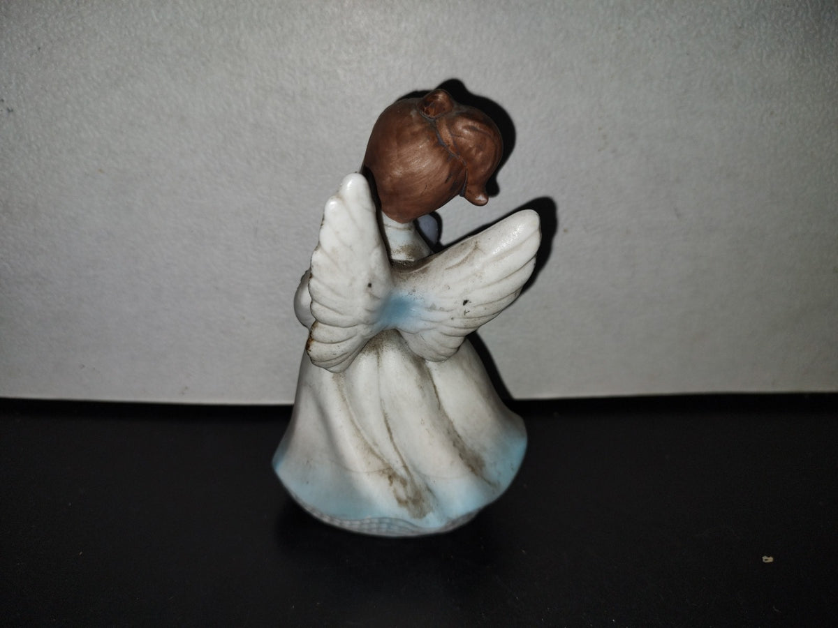 A5- Figura De Porcelana: Ángel Sosteniendo Canasto Con Flores - 70'S