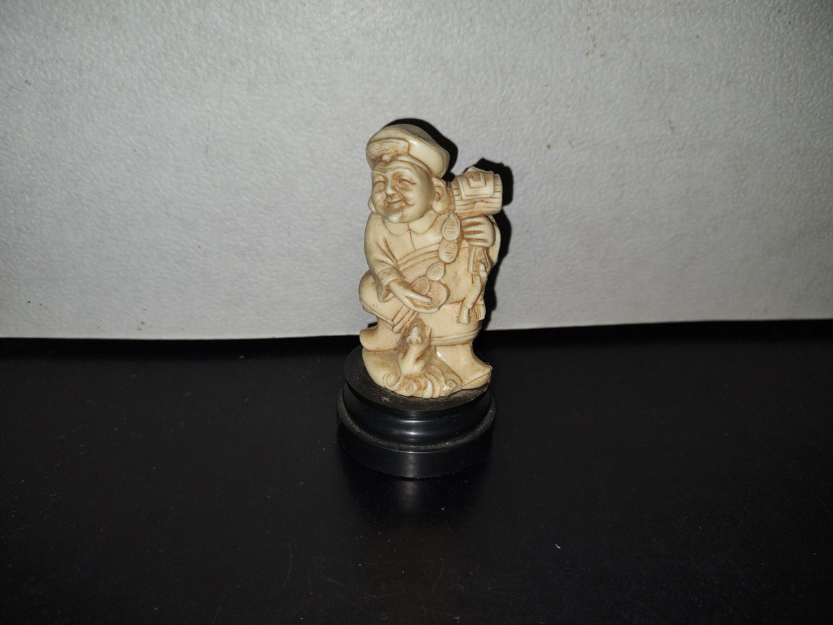 A5- Escultura De Hombre Oriental Alimentando A Ratón - 70'S