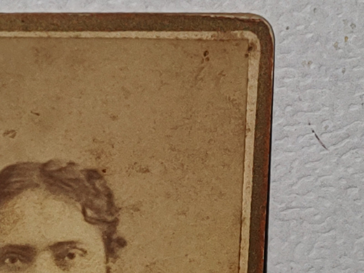 A10C1-2- Antigua Fotografía Enmarcada. Mujer Con Trenza Al Frente Posando Para La Foto. 1800'S, 1900
