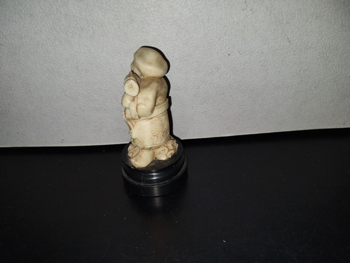 A5- Escultura De Hombre Oriental Alimentando A Ratón - 70'S