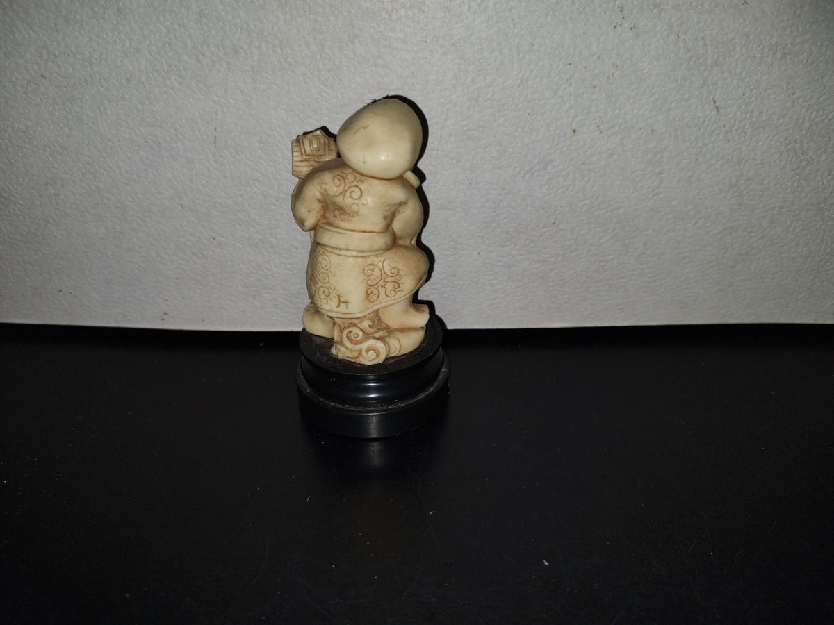 A5- Escultura De Hombre Oriental Alimentando A Ratón - 70'S