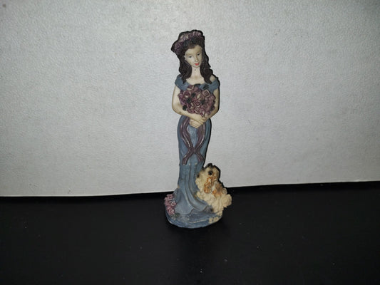 A5- Figura De Resina: Mujer De Pie En Vestido Azul Sosteniendo Flores Con Perrito A Lado - 90'S