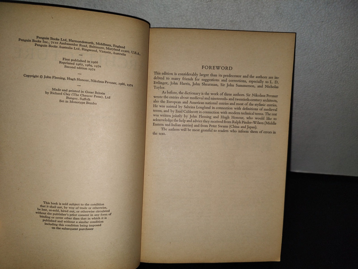 212- The Penguin Dictionary Of Architecture - Penguin Books - 1972