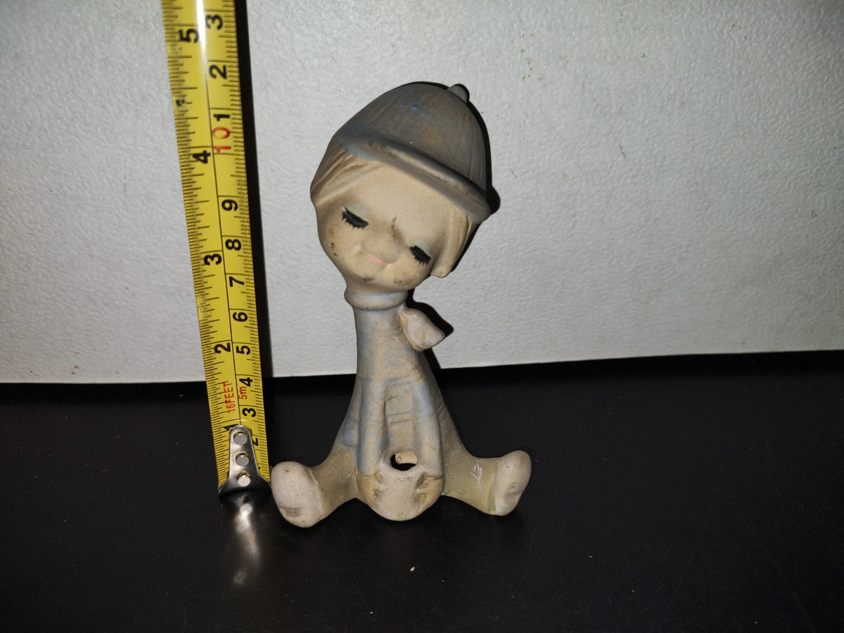 A5- Figura De Cerámica Japonesa. Niño Con Gorra Sentado - 70's, 80's