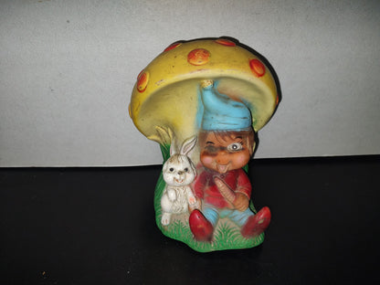 A2- Alcancía Vintage De Plástico Vinil. Duende Con Conejo A Lado Sentajo Bajo Un Hongo - 70'S