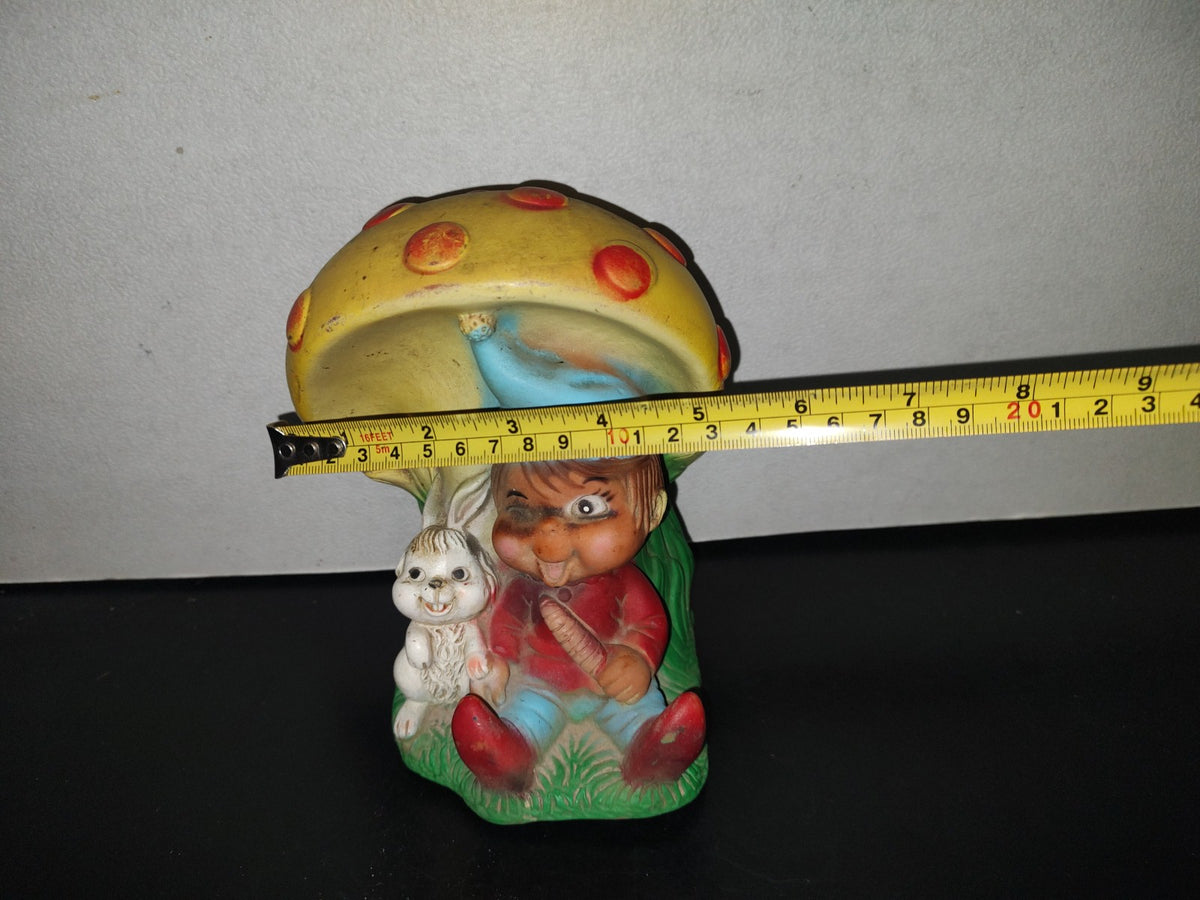 A2- Alcancía Vintage De Plástico Vinil. Duende Con Conejo A Lado Sentajo Bajo Un Hongo - 70'S
