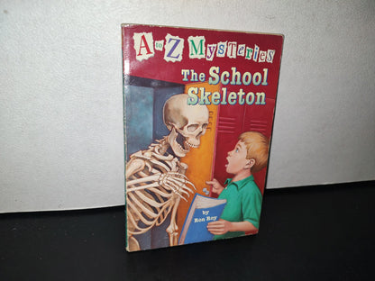 195- A To Z Mysteries. The School Skeleton - Ron Roy - 2003