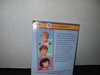 195- A To Z Mysteries. The School Skeleton - Ron Roy - 2003