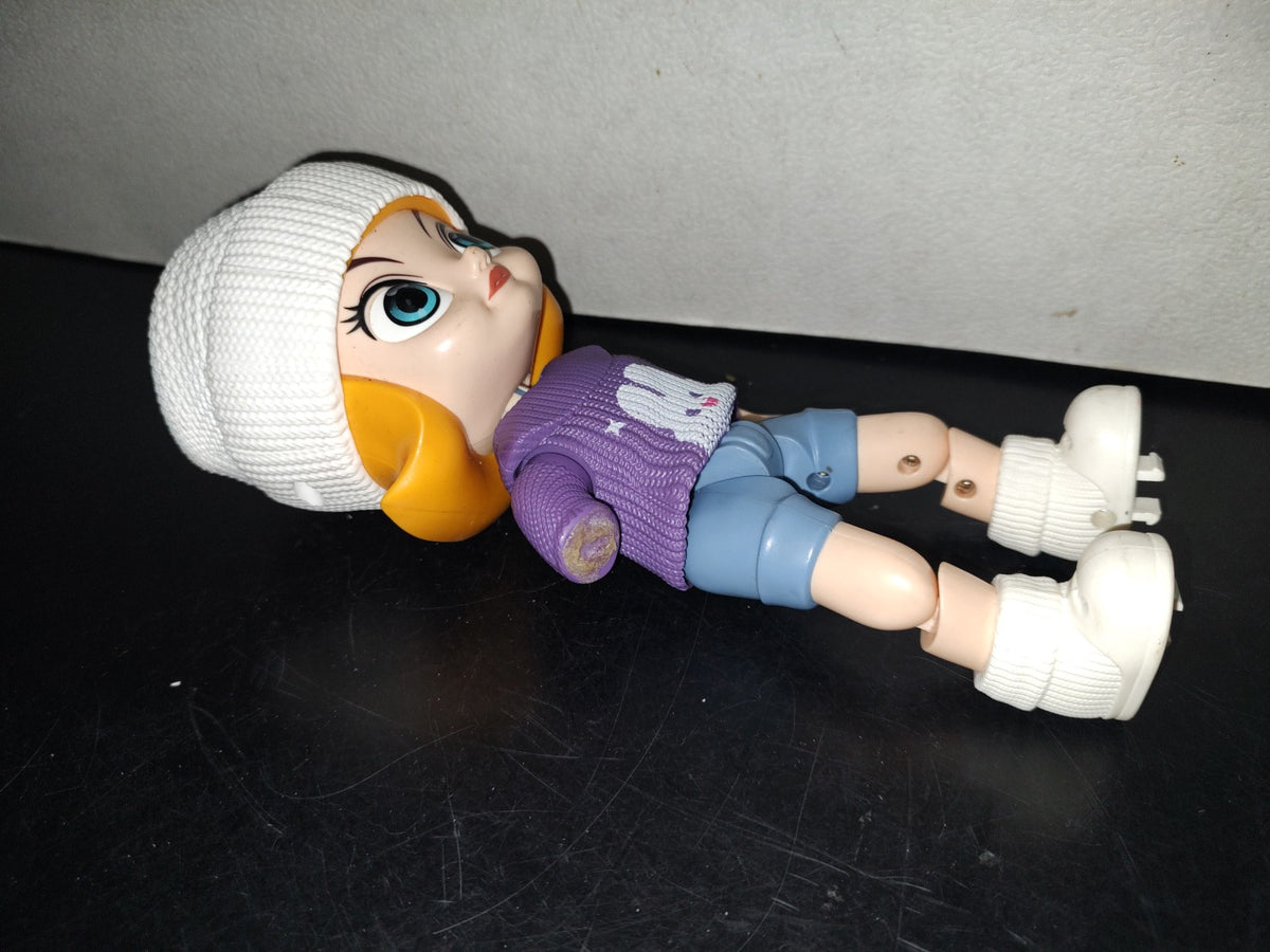 A6- Muñequita Con Gorrito. Articulada - 2000'S