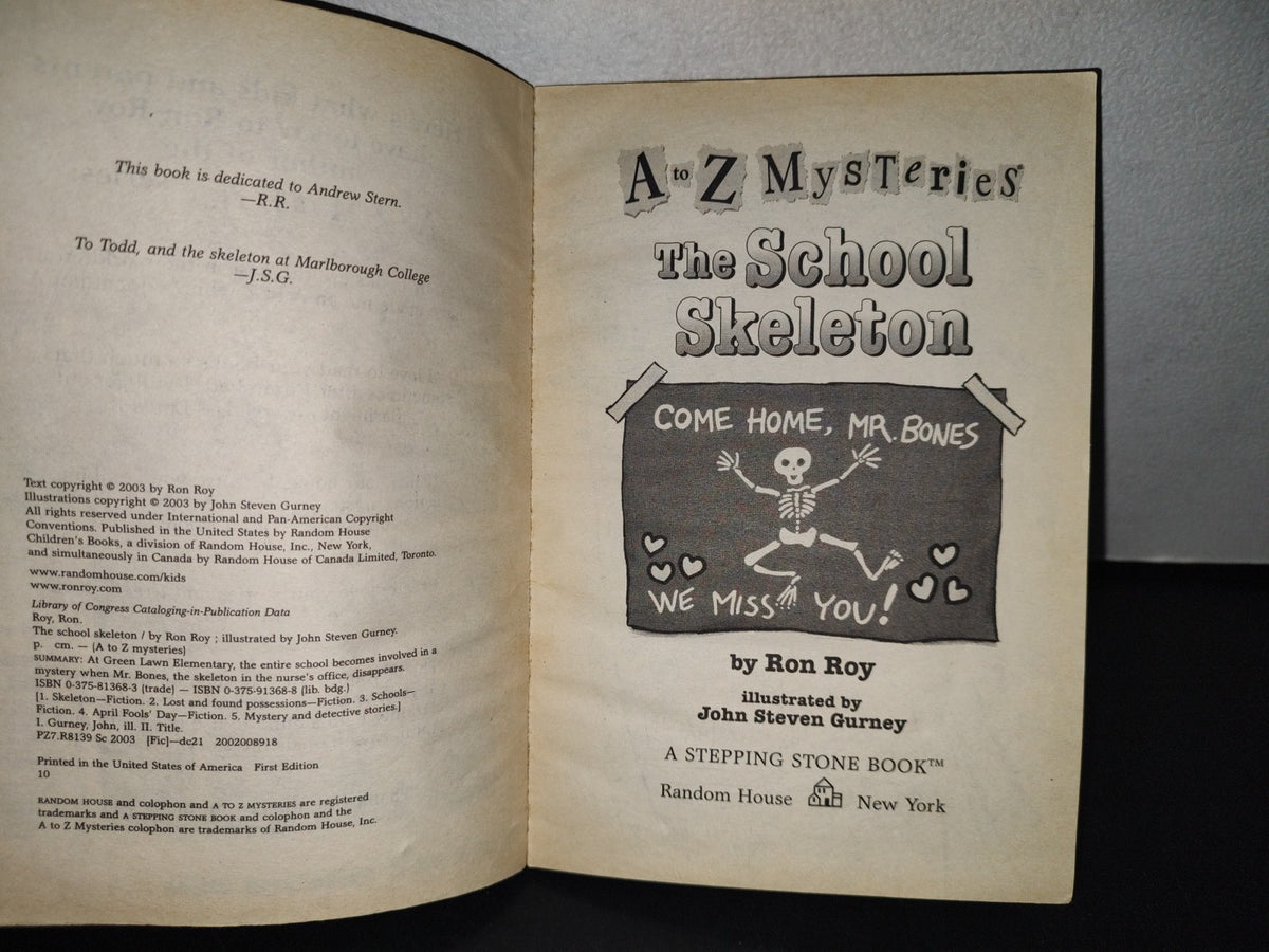 195- A To Z Mysteries. The School Skeleton - Ron Roy - 2003