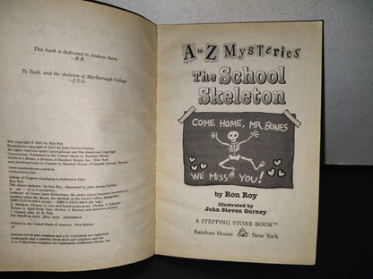 195- A To Z Mysteries. The School Skeleton - Ron Roy - 2003