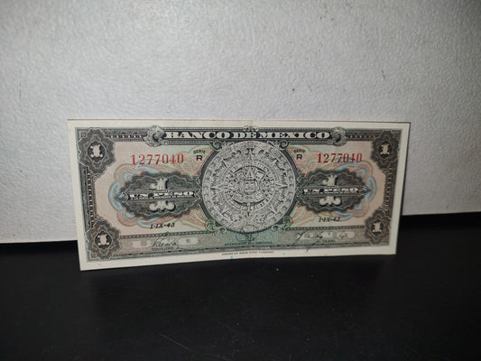 A10C1-2- Antiguo Billete Del Banco De México: Un Pesos. Calendario Azteca - Serie R 1277040 - 1943