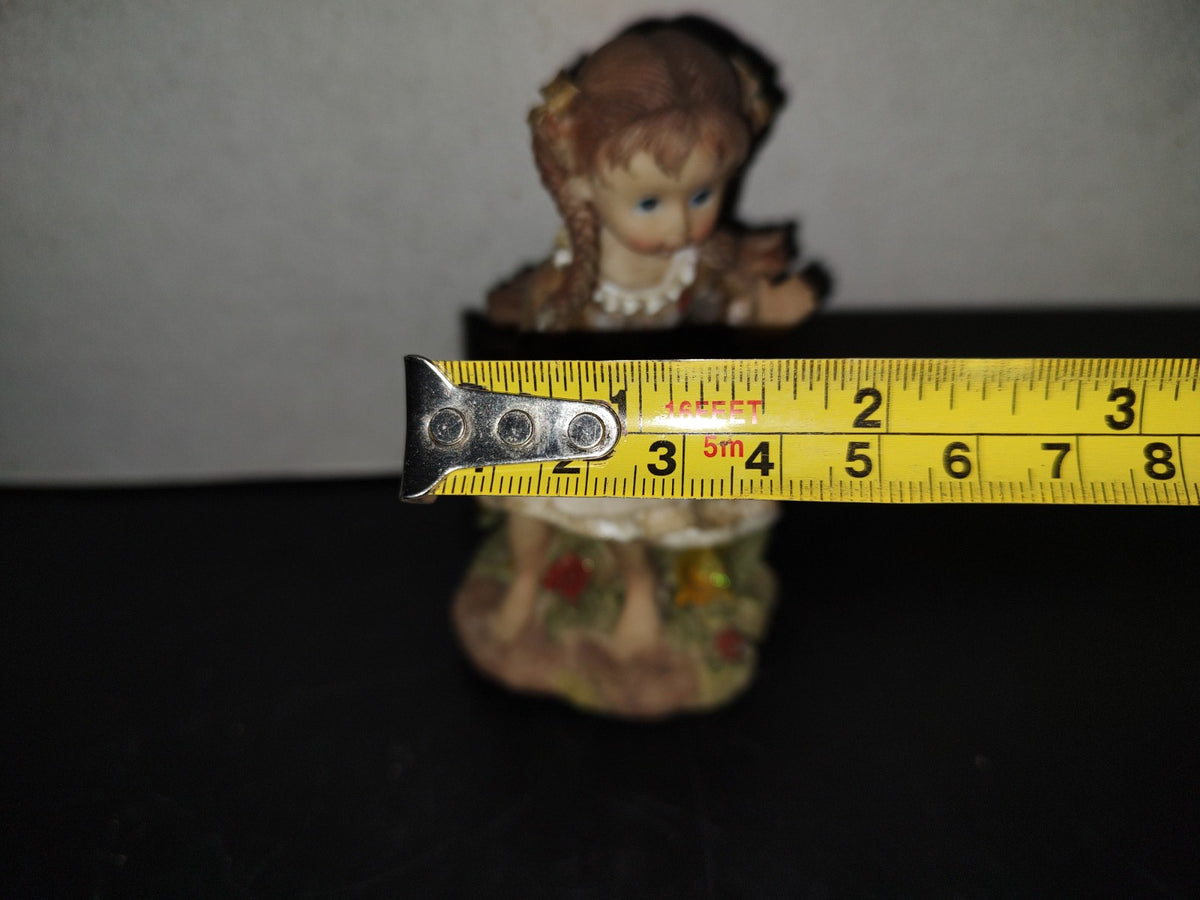 A6- Figura De Resina: Niña De Trenzas Sentada En Banca De Madera Con Mariquita En Las Piernas - 80'S