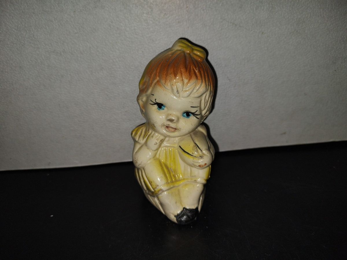 A6- Figura De Cerámica: Niña Sentada En Vestido Amarillo - 80'S