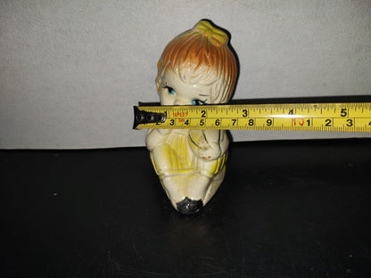 A6- Figura De Cerámica: Niña Sentada En Vestido Amarillo - 80'S