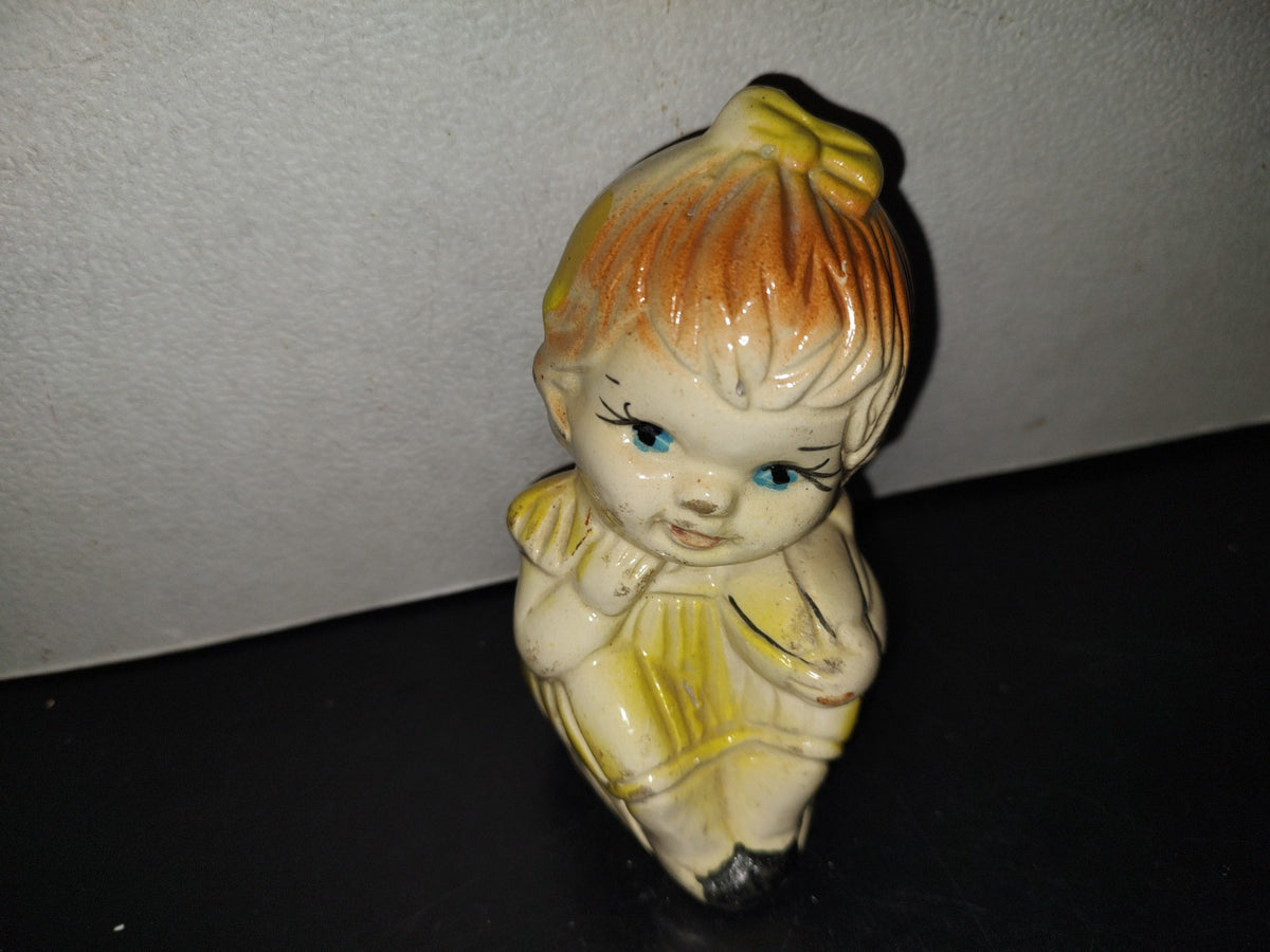 A6- Figura De Cerámica: Niña Sentada En Vestido Amarillo - 80'S