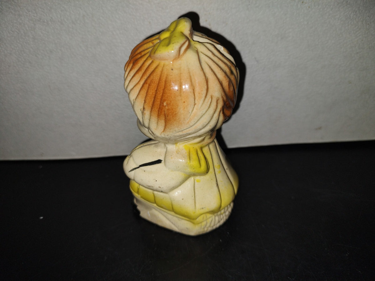 A6- Figura De Cerámica: Niña Sentada En Vestido Amarillo - 80'S