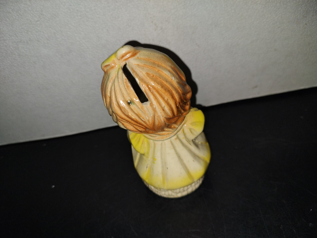 A6- Figura De Cerámica: Niña Sentada En Vestido Amarillo - 80'S